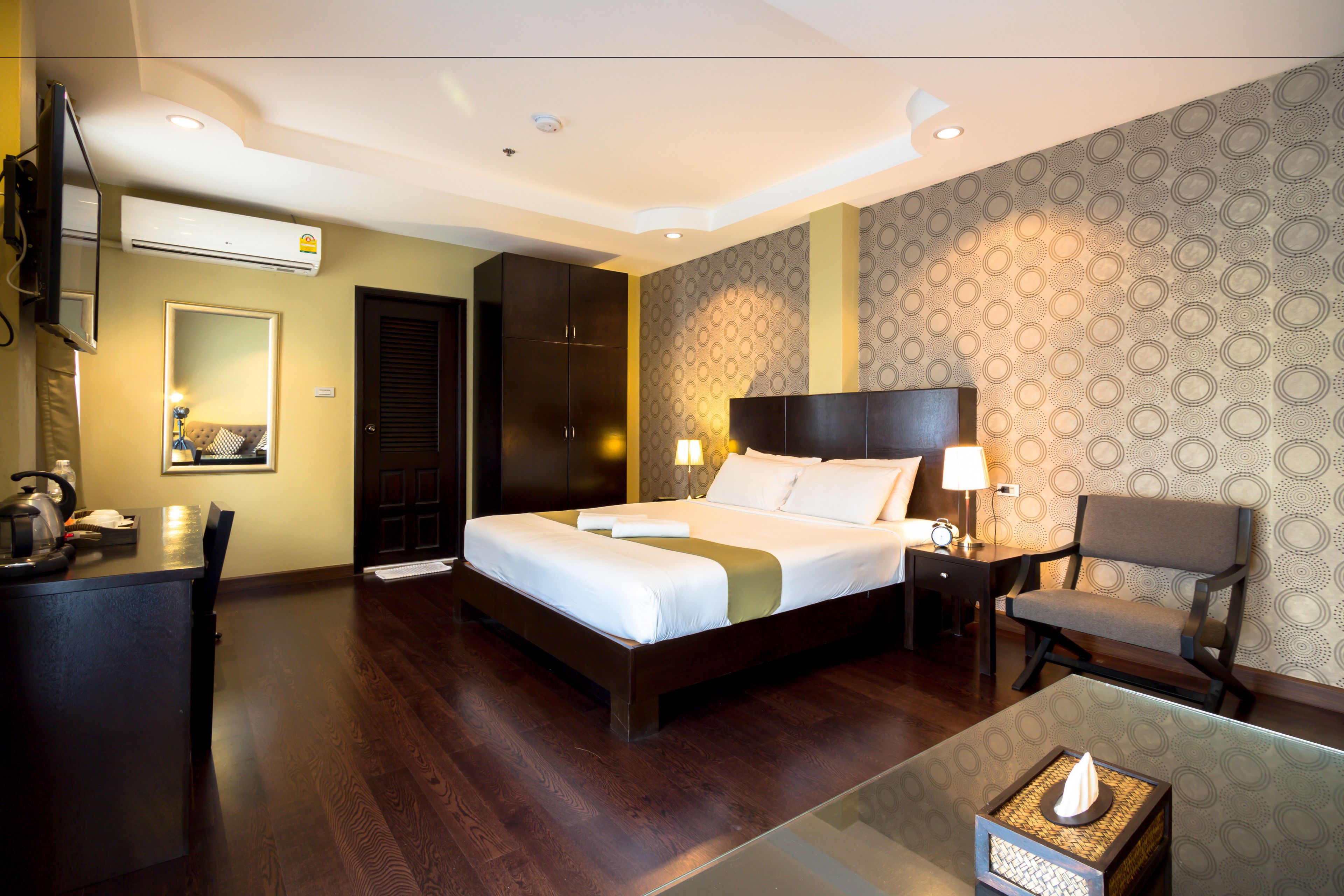 classic suite | in-room safe, desk, free wifi