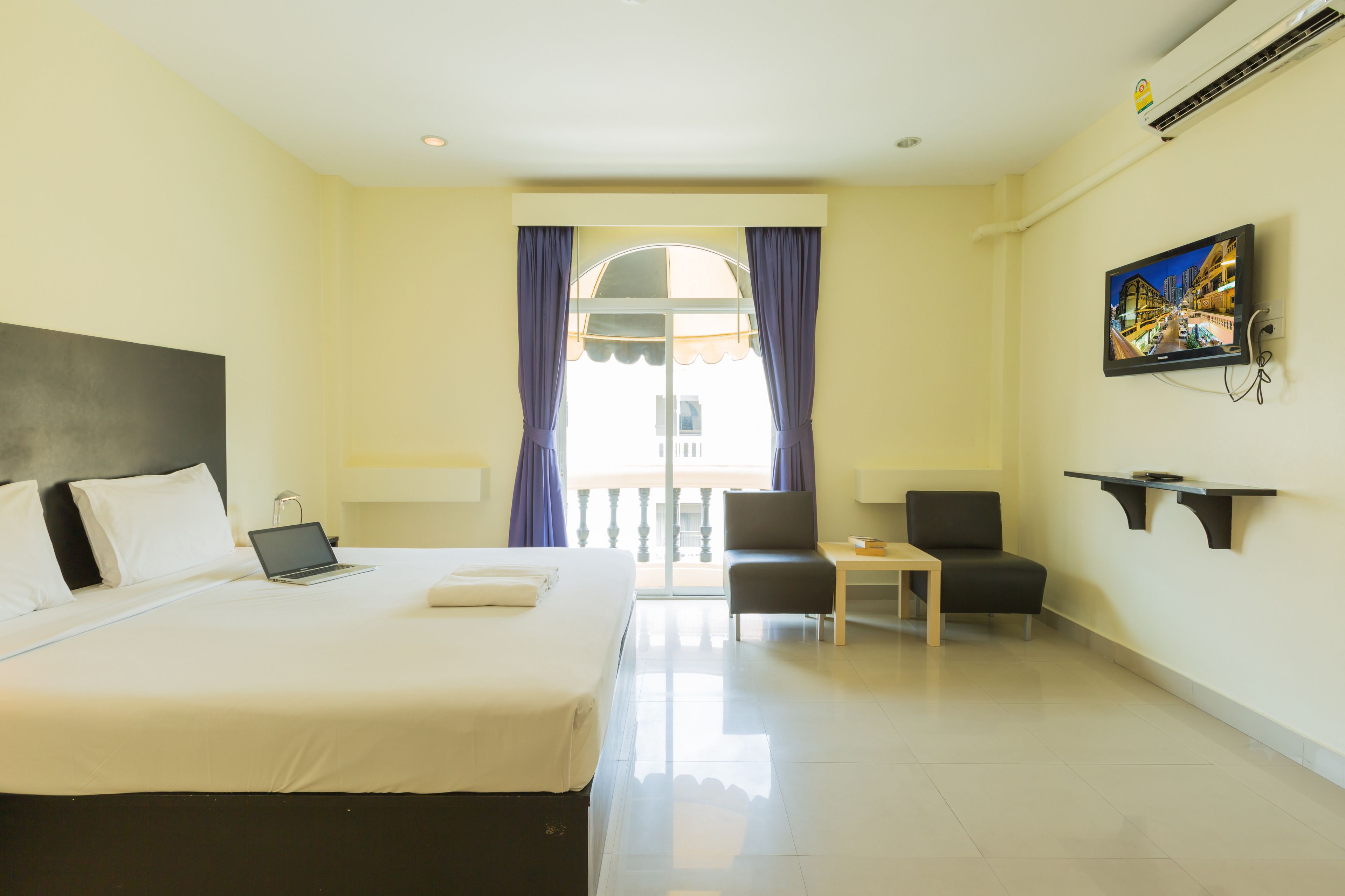 In-room safe, desk, free WiFi