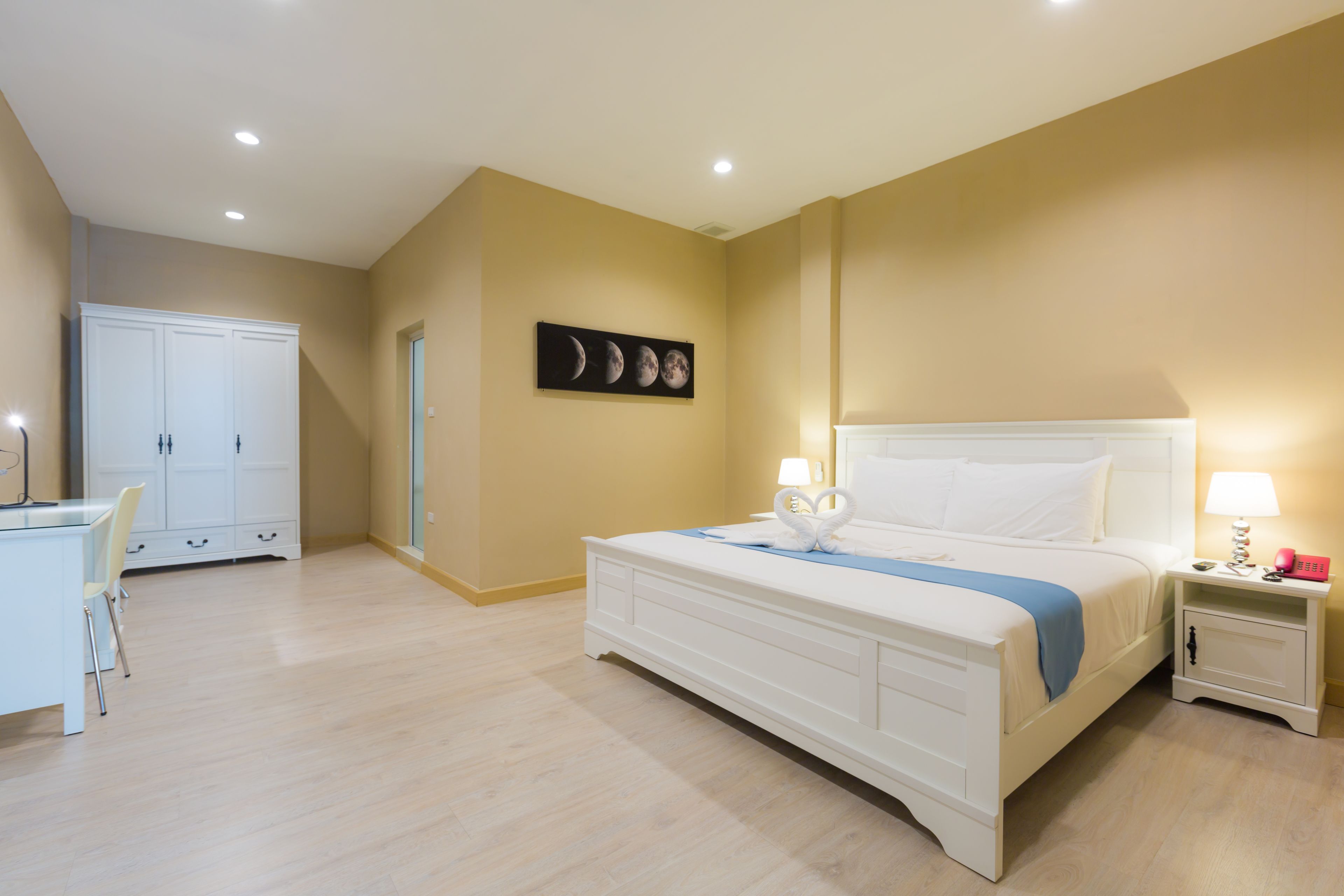 In-room safe, desk, free WiFi