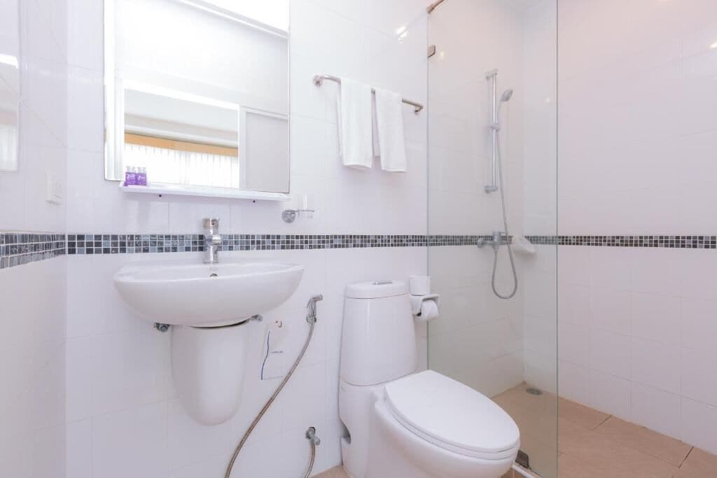 Deluxe Twin Room | Bathroom | Shower, free toiletries, hair dryer (on request), bidet