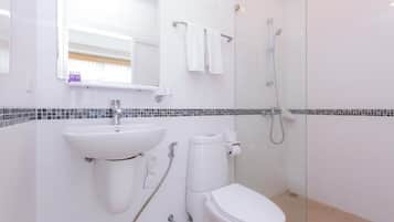 Deluxe Twin Room | Bathroom | Shower, free toiletries, hair dryer (on request), bidet