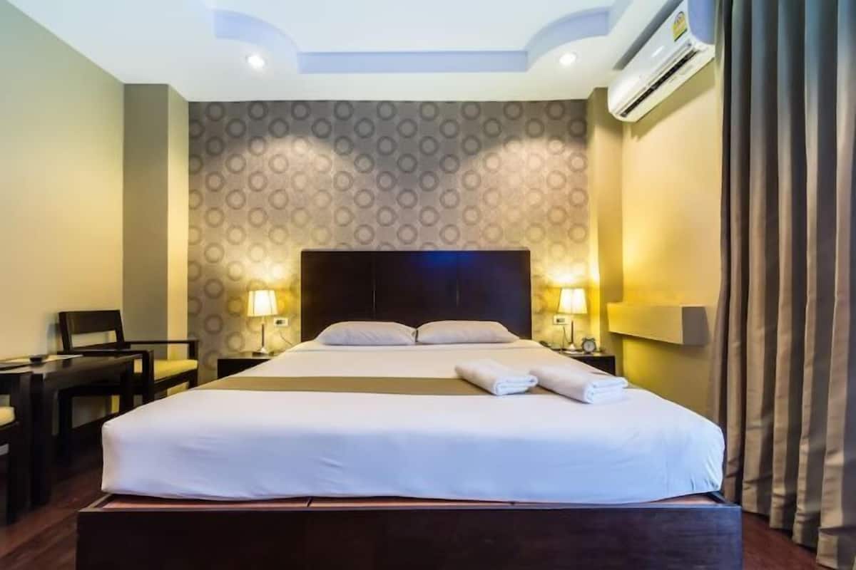In-room safe, desk, free WiFi