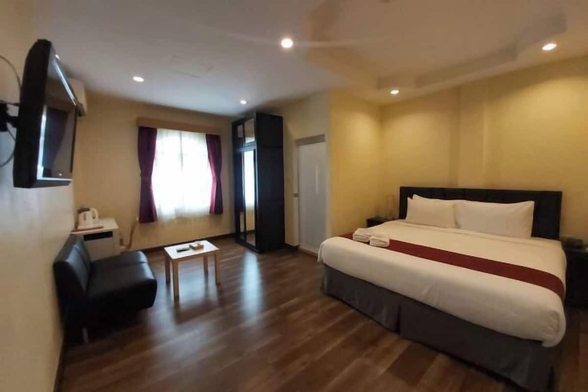 In-room safe, desk, free WiFi