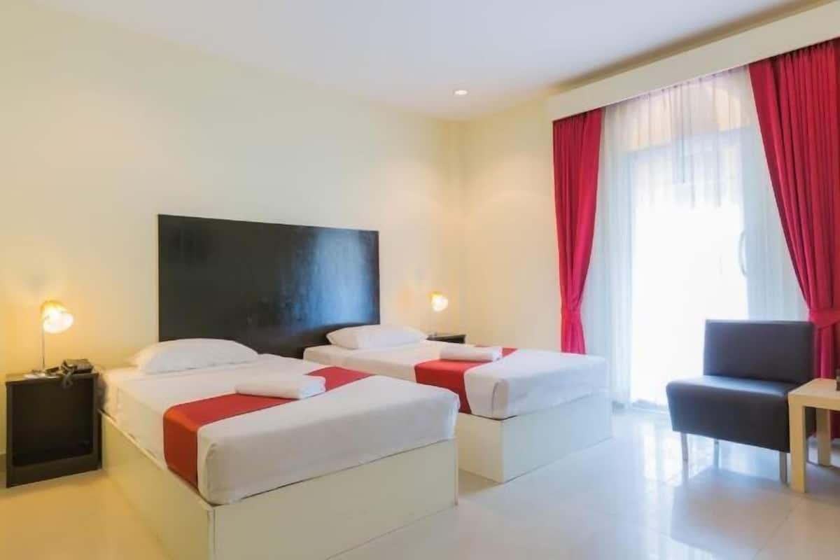 In-room safe, desk, free WiFi