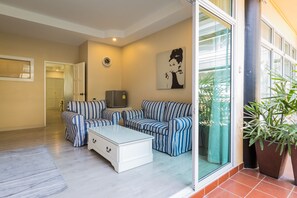 Suite, Pool View | Living area | Flat-screen TV - Zing Resort & Spa (Pattaya)