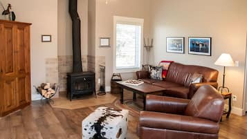 Comfort Cabin, 2 Bedrooms, Hot Tub, Lake View | Living area | Fireplace