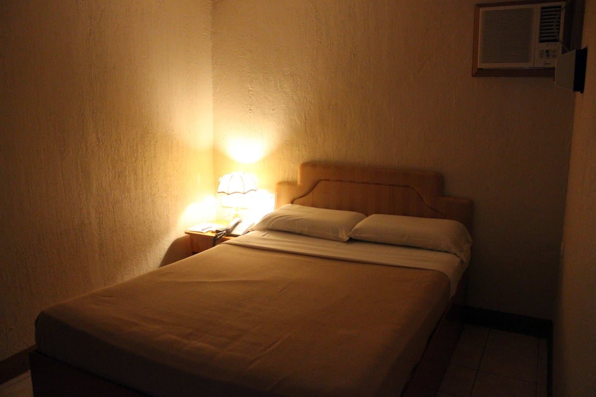 Seprai premium, brankas, meja kerja, dan Wi-Fi gratis