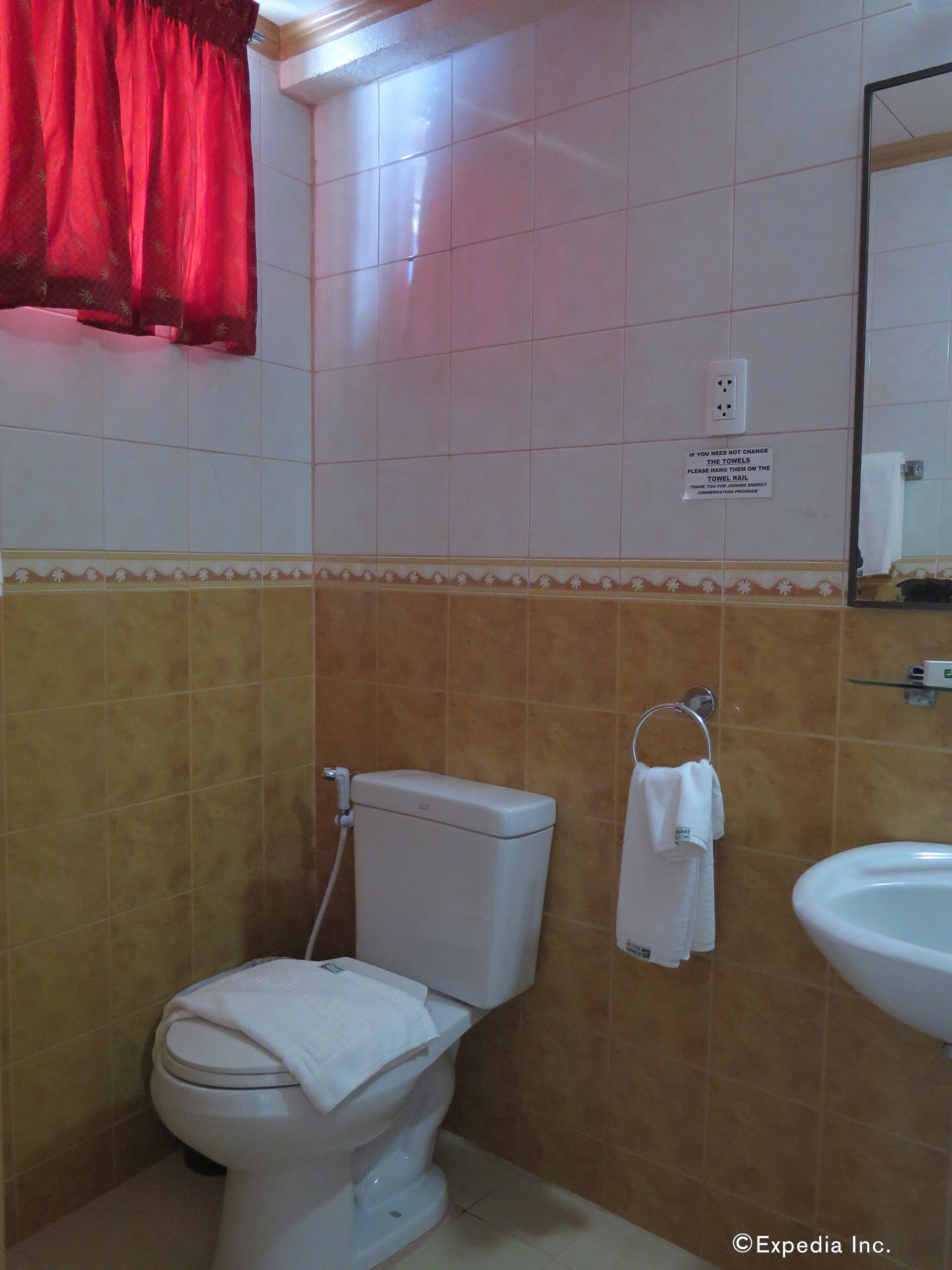 Ein Badezimmer mit Toilette, Waschbecken und Handtuchhalter.