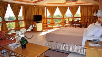 Premium bedding, in-room safe, desk, free WiFi