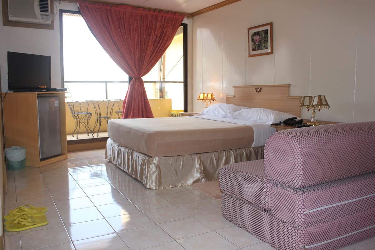 Junior Suite | Premium bedding, in-room safe, desk, free WiFi