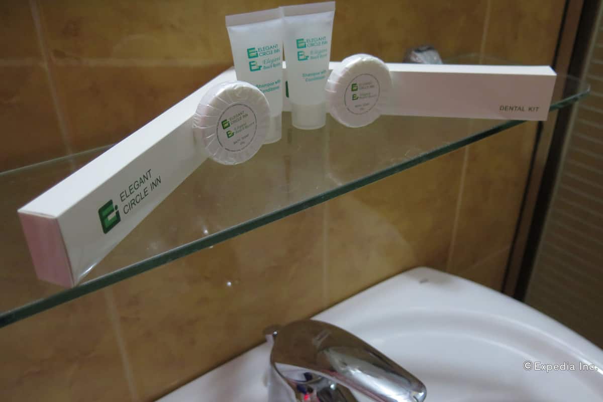 Kamar Premium | Fasilitas kamar mandi | Shower, perlengkapan mandi gratis, pengering rambut, dan handuk