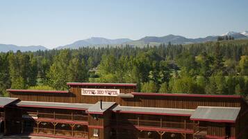 A wooden building with a sign reading "HOTEL BIO VISTA."