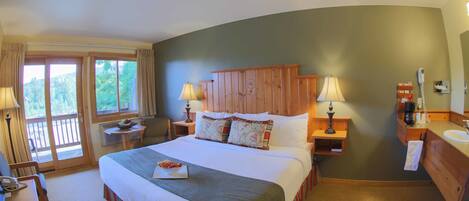 Room, 1 King Bed, River View | Laptop workspace, blackout curtains, soundproofing, iron/ironing board