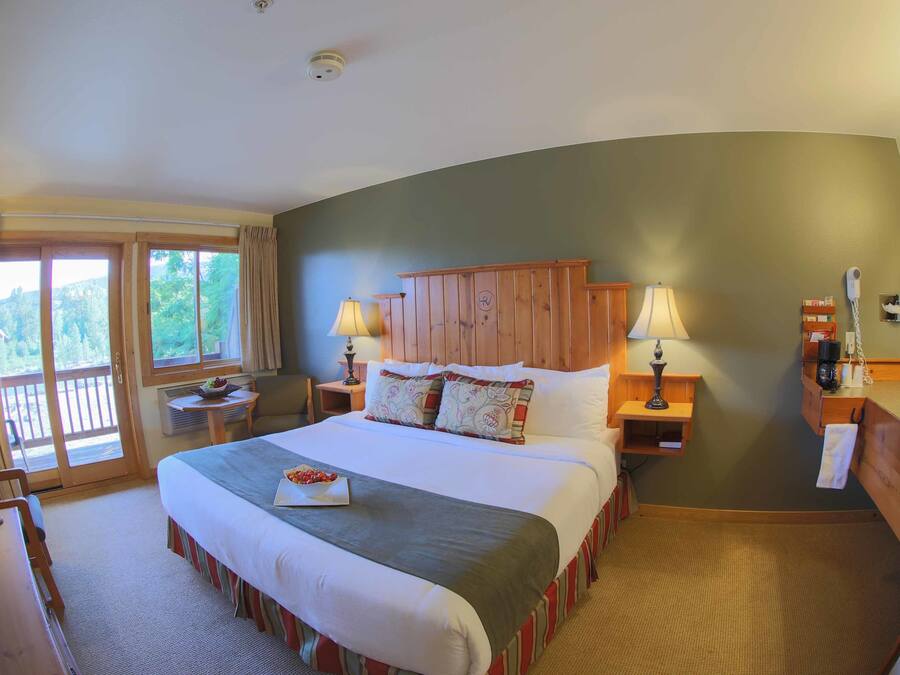 Habitación, 1 cama King size, vista al río | Espacio para trabajar con laptop, cortinas blackout y insonorización