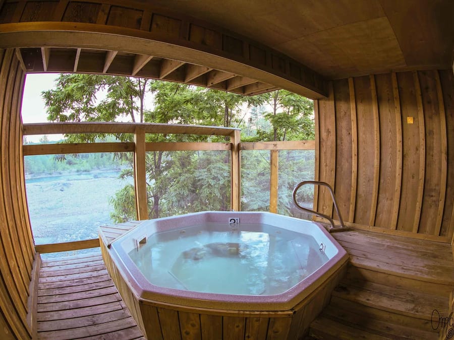 Indoor spa tub