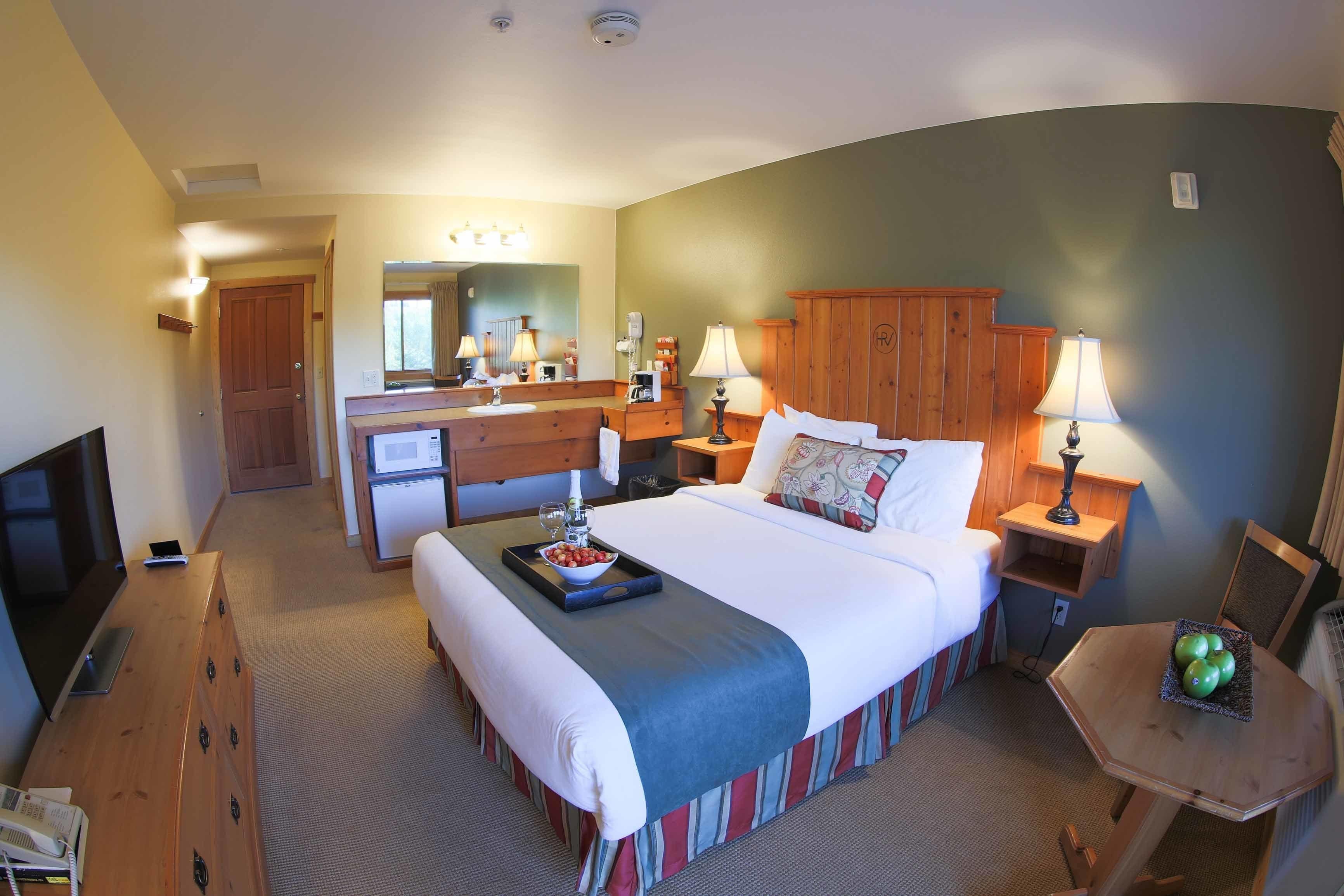 room, 1 queen bed, river view | laptop workspace, blackout curtains, soundproofing, iron/ironing board