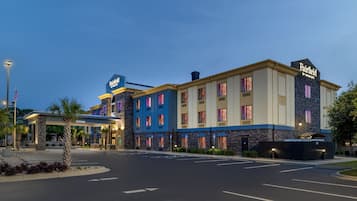 Un hotel Fairfield by Marriott de diseño moderno, con una fachada de piedra y azul, varios pisos y una entrada bien iluminada.