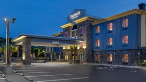 A Fairfield by Marriott hotel with a modern design, featuring a stone facade, multiple windows, and a covered entrance area. - Fairfield Inn & Suites by Marriott Fort Walton Beach Hurlburt Area (Fort Walton Beach)