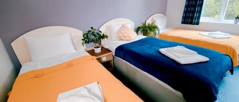 Habitación triple | Escritorio, wifi gratis, ropa de cama y acceso para silla de ruedas