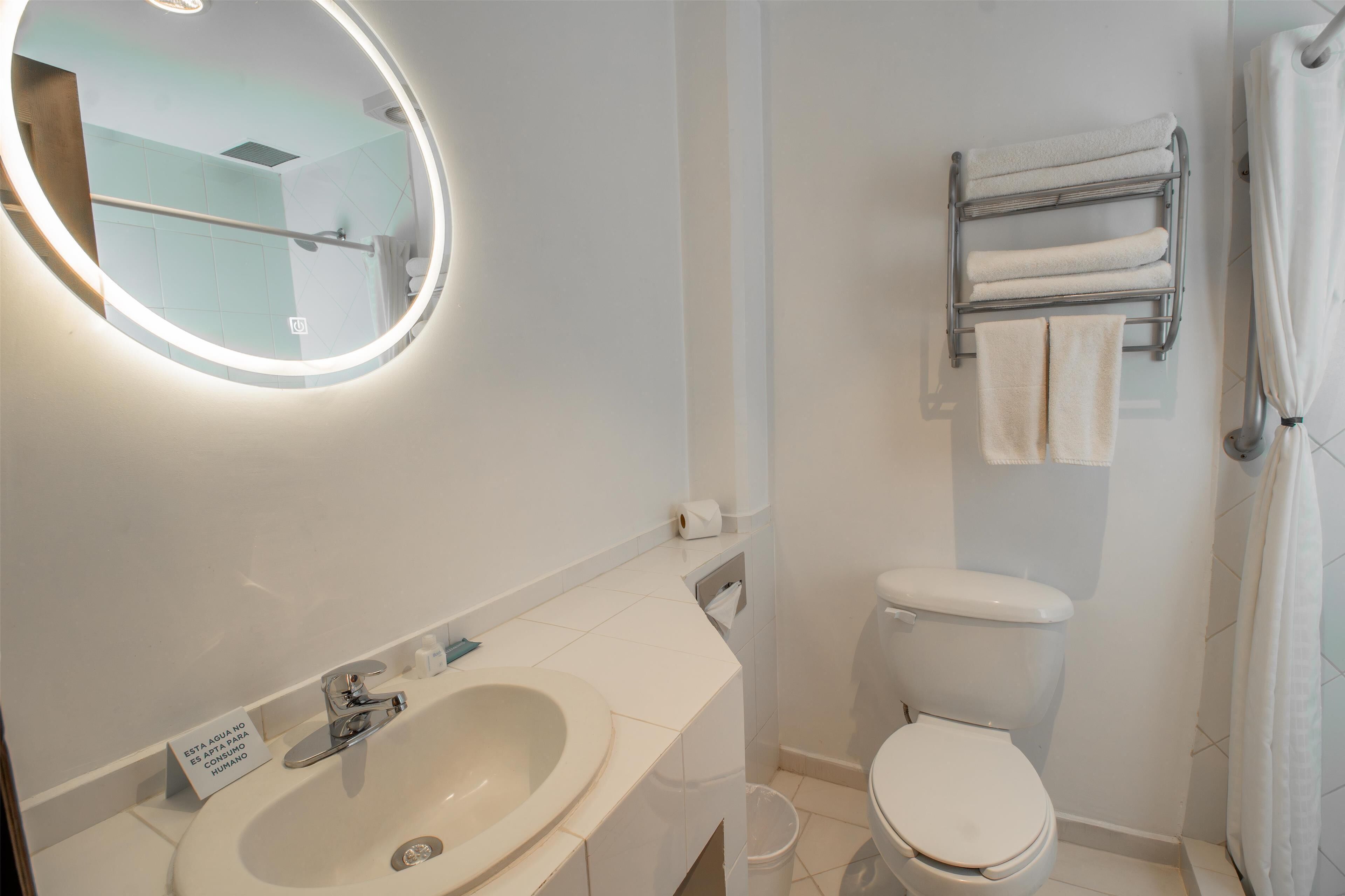 standard room, 1 queen bed, non smoking | bathroom | shower, rainfall showerhead, free toiletries, hair dryer