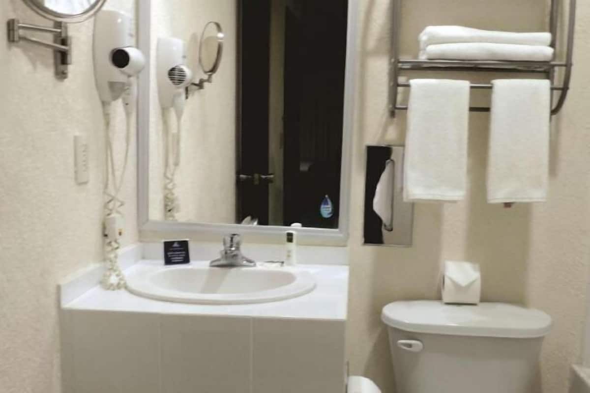 Baño | Regadera, regadera tipo lluvia, amenidades de baño gratuitas