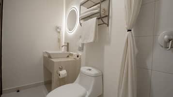 Ein Badezimmer mit Toilette, Waschbecken und Handtuchhalter.