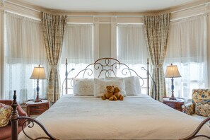 Executive Room | Free WiFi, bed sheets - O Canada House (Vancouver)