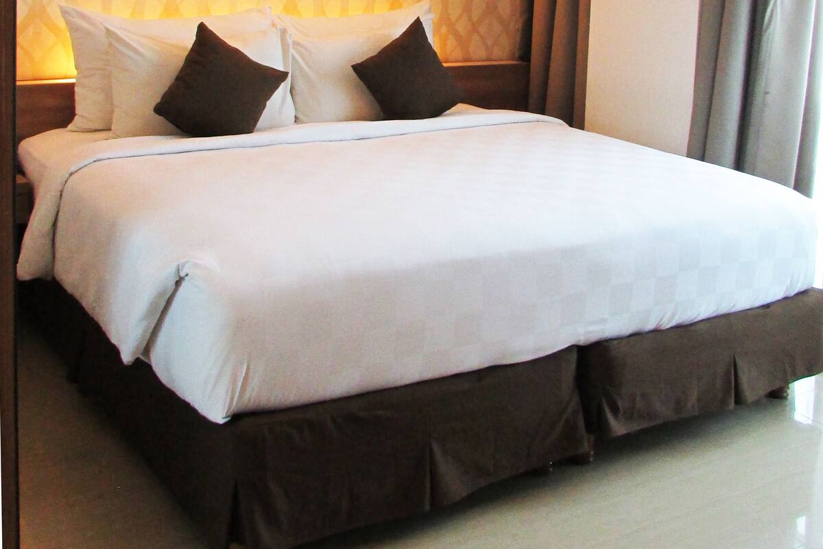 Deluxe Room (Super Deluxe) | In-room safe, desk, iron/ironing board (on request), WiFi (free)