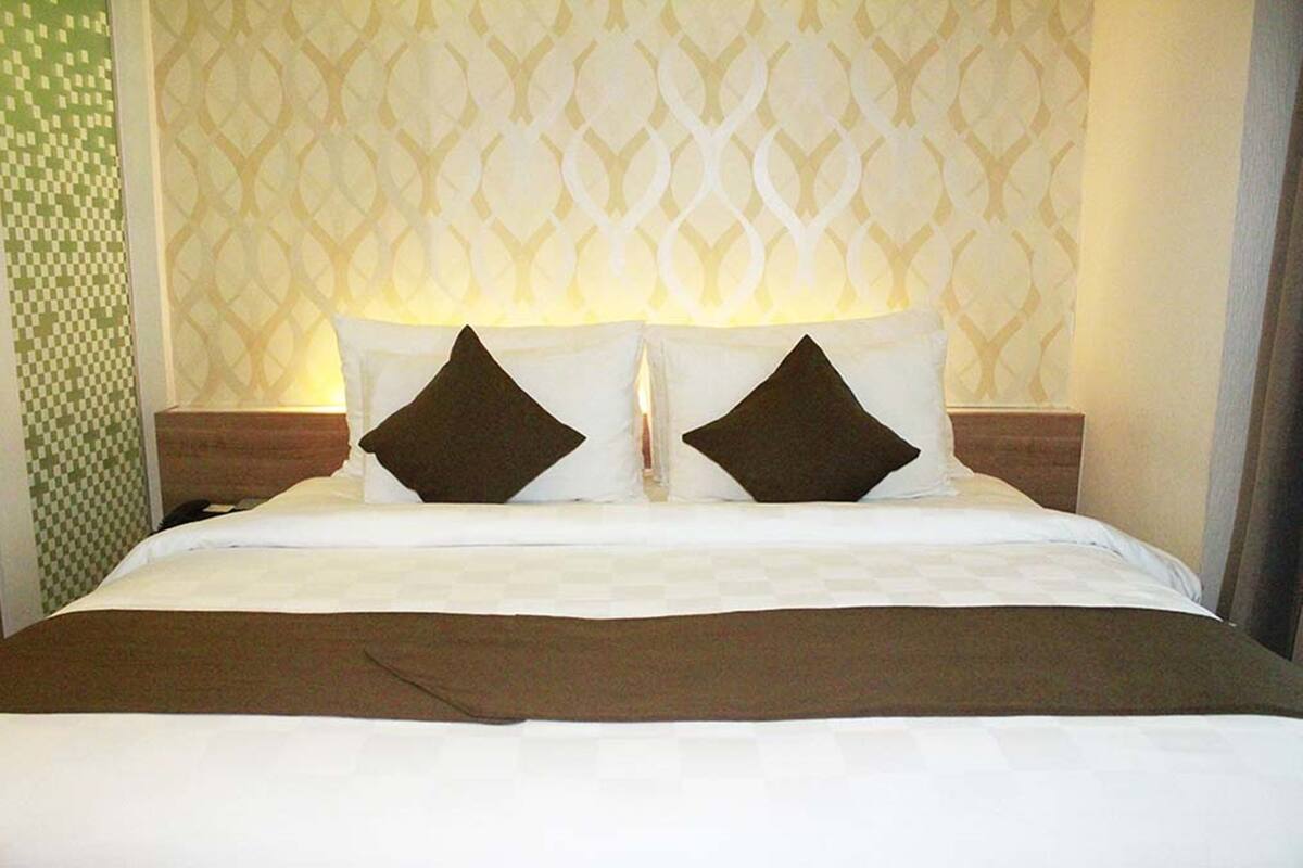 In-room safe, desk, iron/ironing board (on request), WiFi (free)