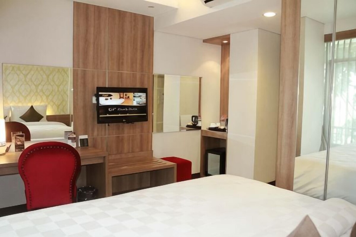 In-room safe, desk, iron/ironing board (on request), WiFi (free)