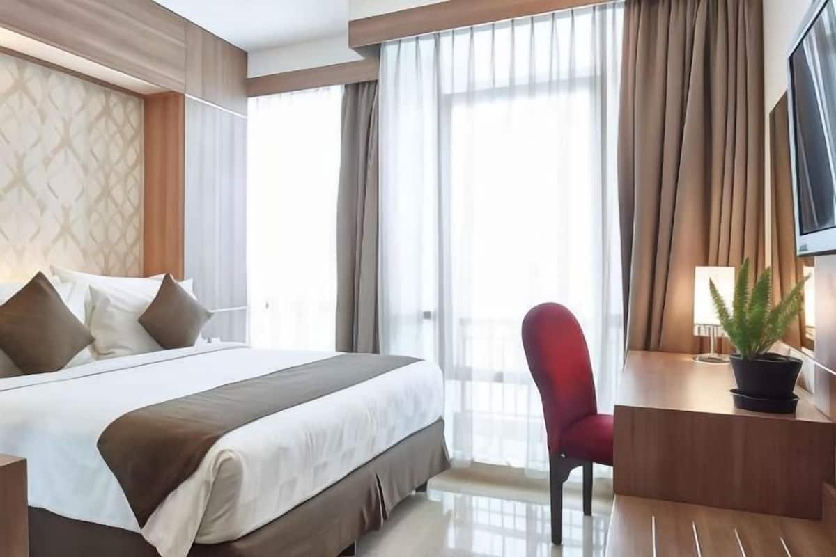 In-room safe, desk, iron/ironing board, free WiFi