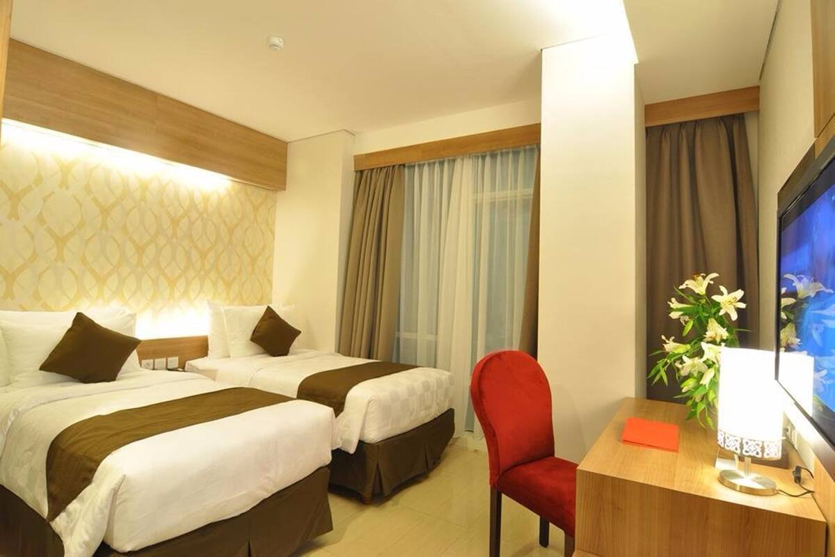 Deluxe Room | In-room safe, desk, iron/ironing board (on request), WiFi (free)