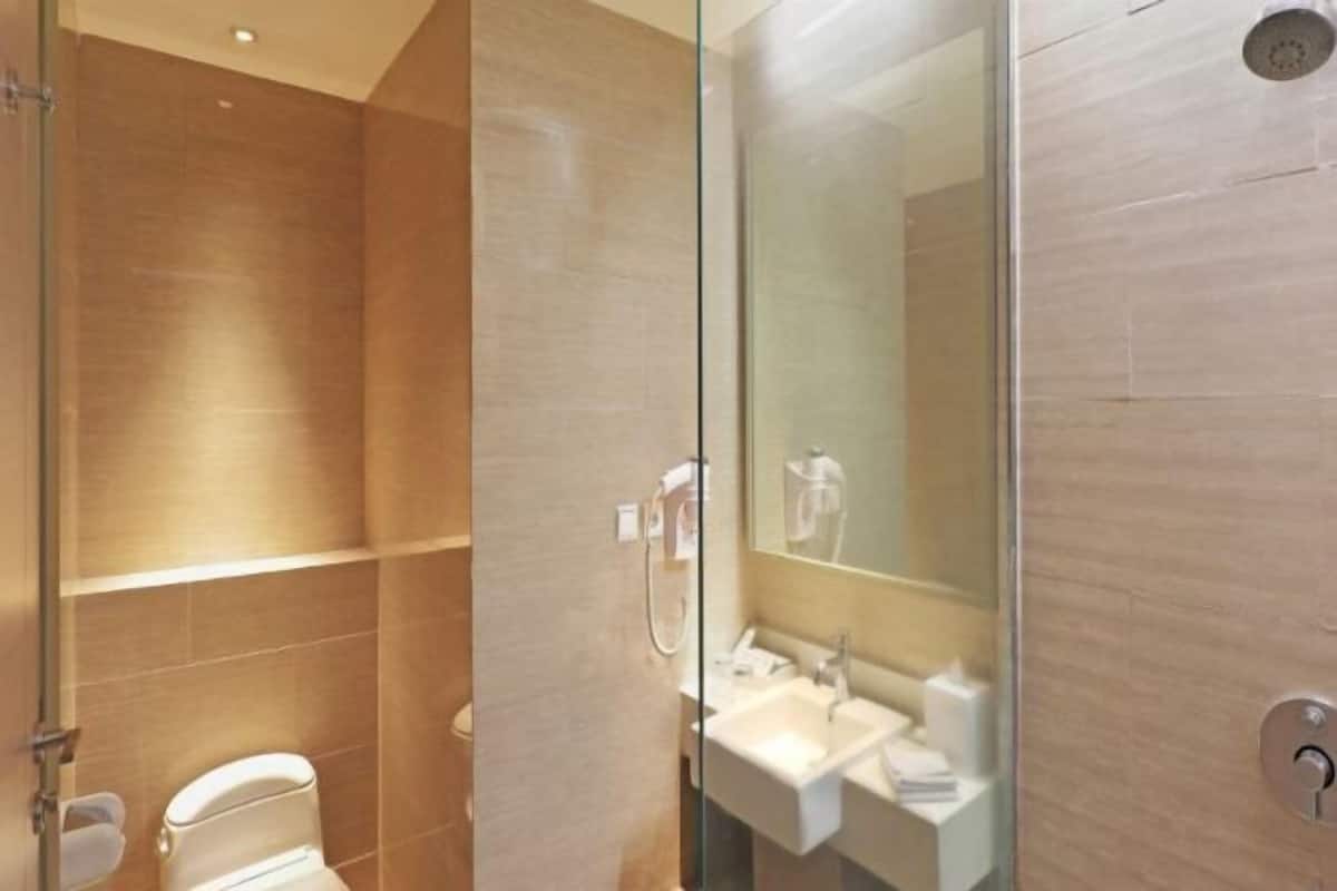 Kostenlose Toilettenartikel, Haartrockner, Hausschuhe, Bidet