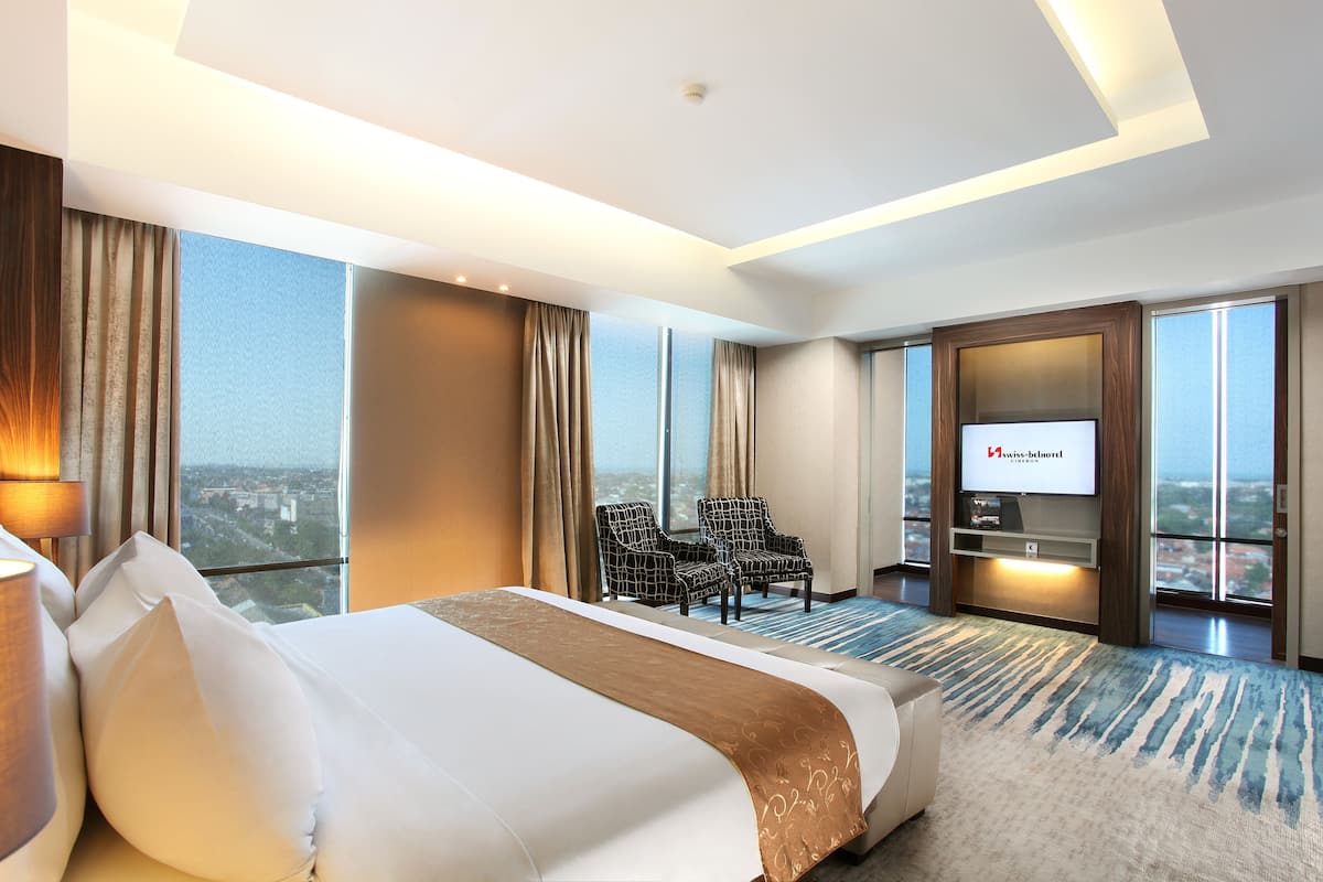 Premium bedding, in-room safe, desk, laptop workspace