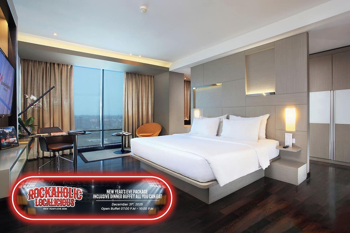 Business Suite | Premium bedding, in-room safe, desk, laptop workspace