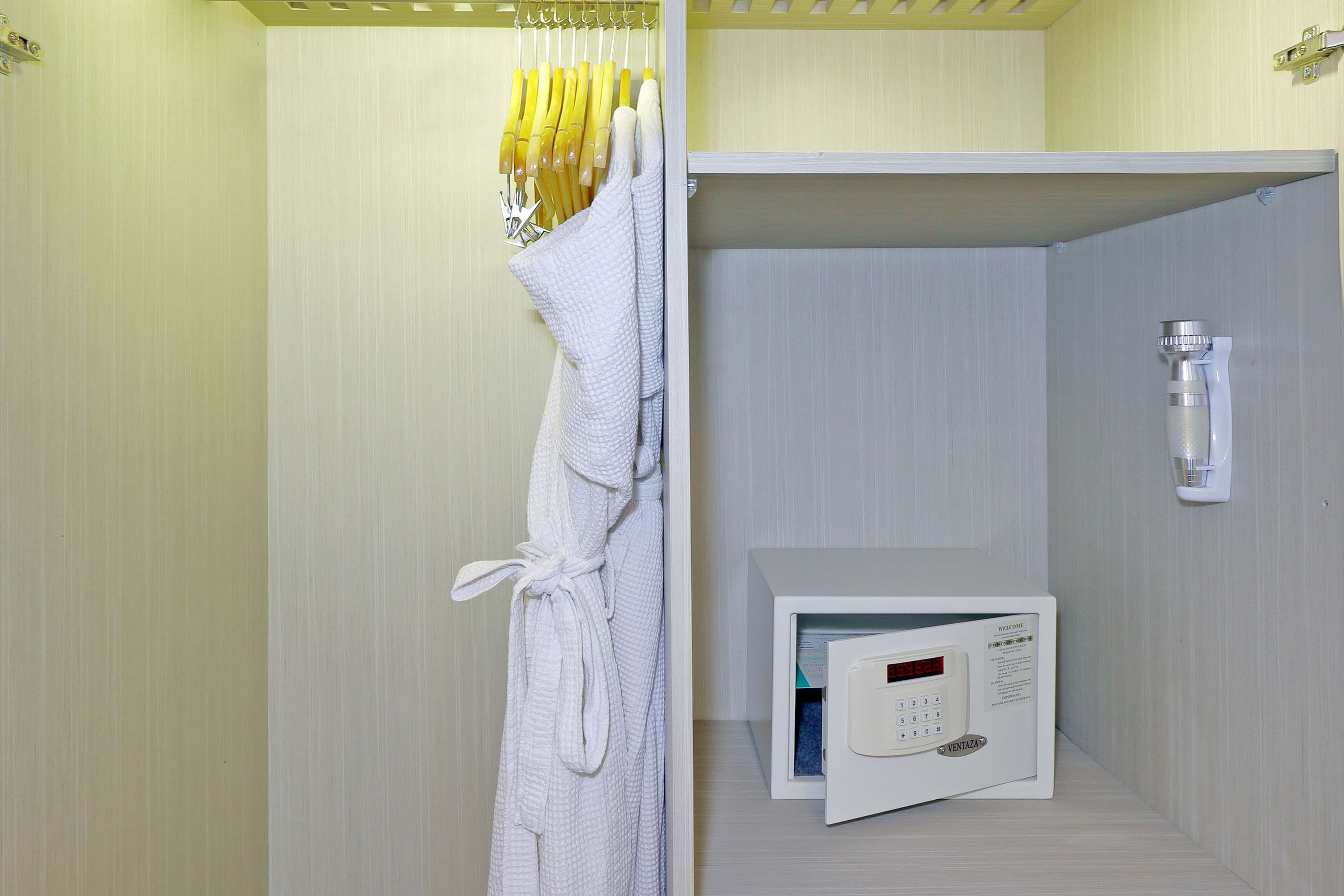 Une salle de bain équipée d’un porte-serviettes, d’un panneau de commande de douche et d’un flacon de shampoing.
