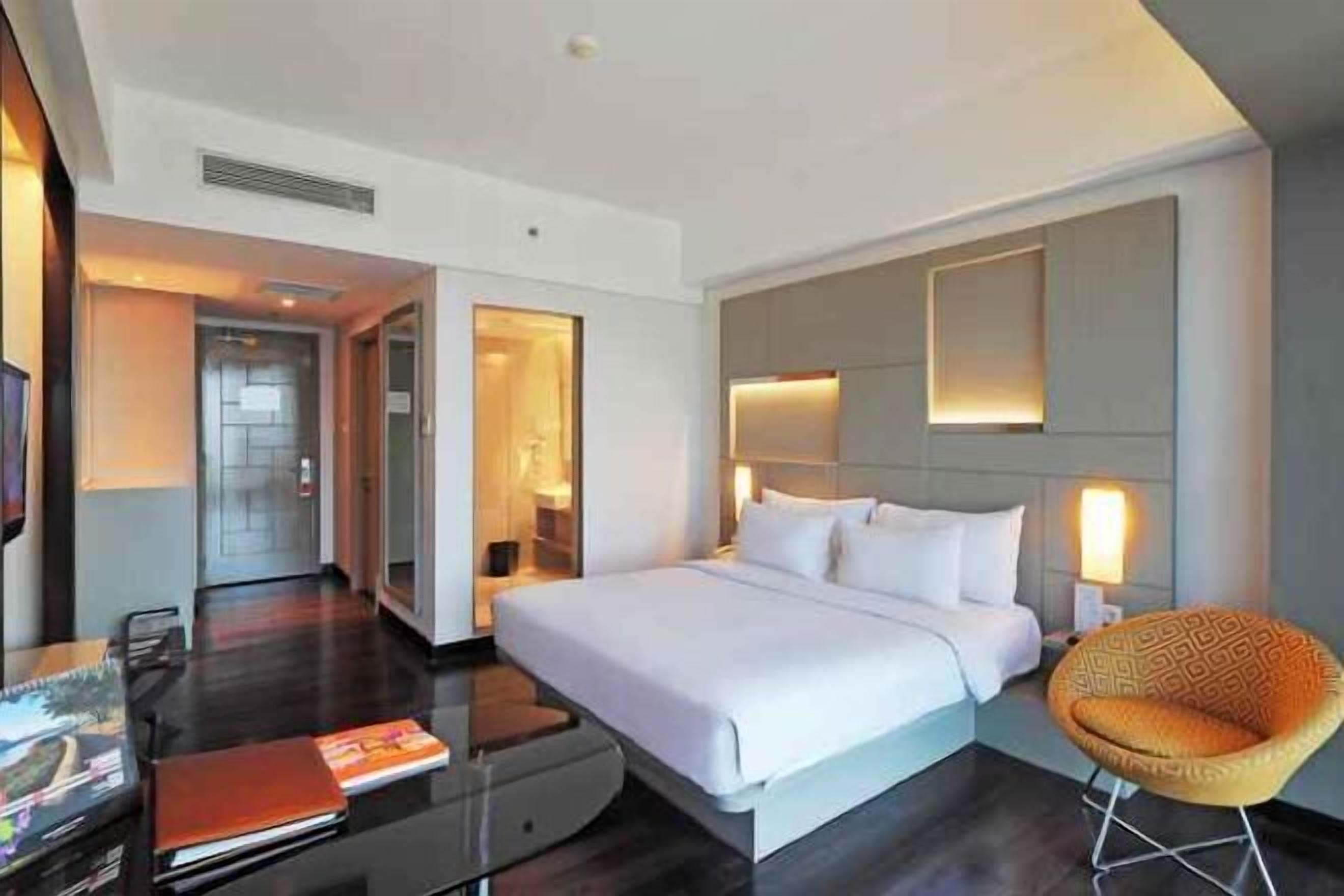 Premium bedding, in-room safe, desk, laptop workspace