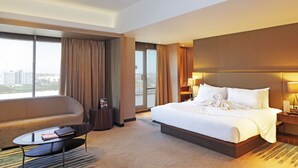 Honeymoon Suite - Smoking Room | เครื่องนอนระดับพรีเมียม, ตู้นิรภัยในห้องพัก, โต๊ะทำงาน