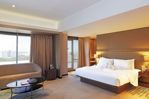 Honeymoon Suite - Smoking Room | Roupas de cama premium, cofres nos quartos, escrivaninha