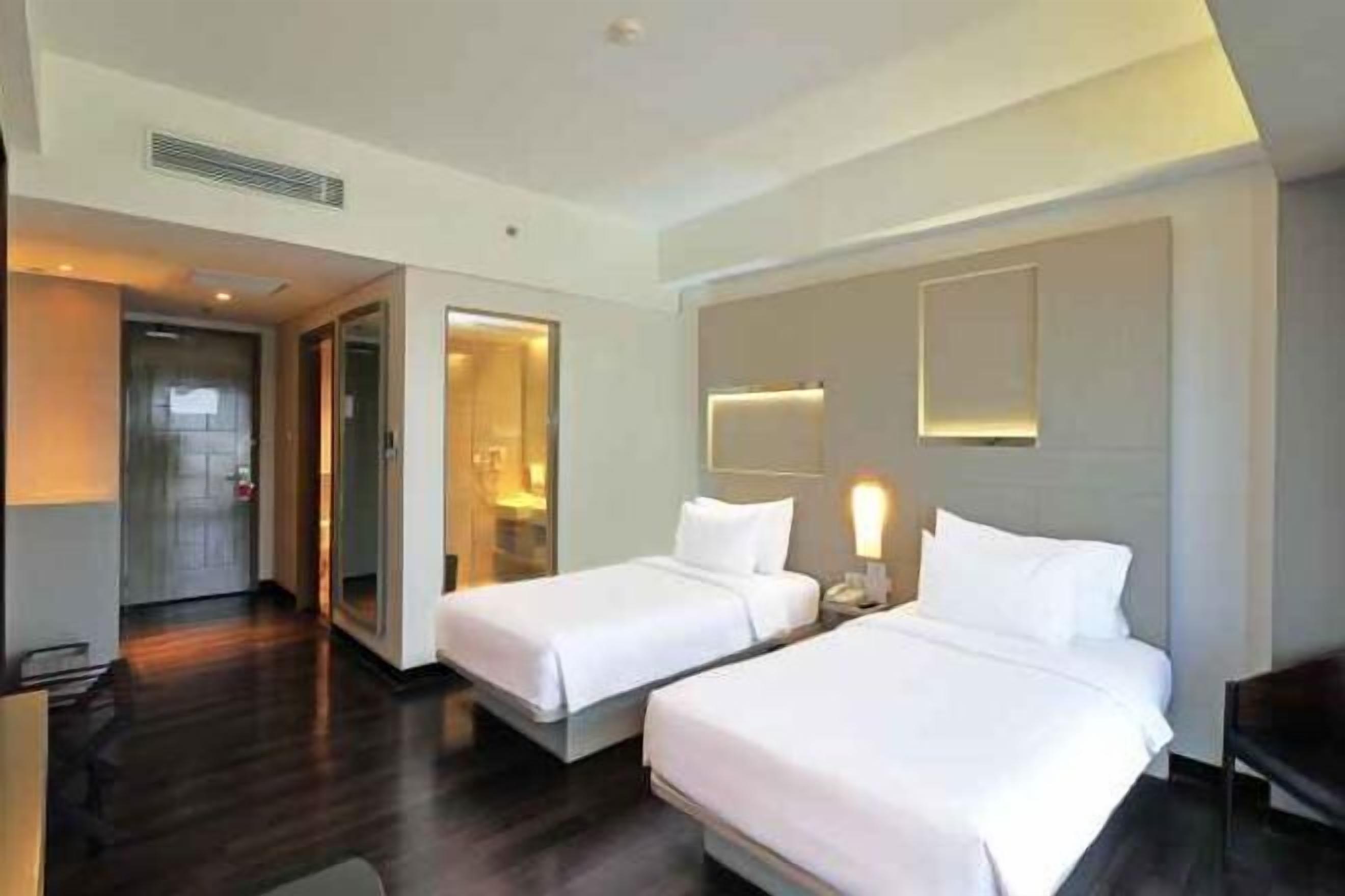 Premium bedding, in-room safe, desk, laptop workspace