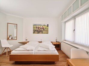 Desk, laptop workspace, soundproofing, cots/infant beds - Hotel Restaurant Clemens August (Ascheberg)