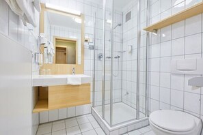 Shower, hair dryer, towels - Hotel Restaurant Clemens August (Ascheberg)
