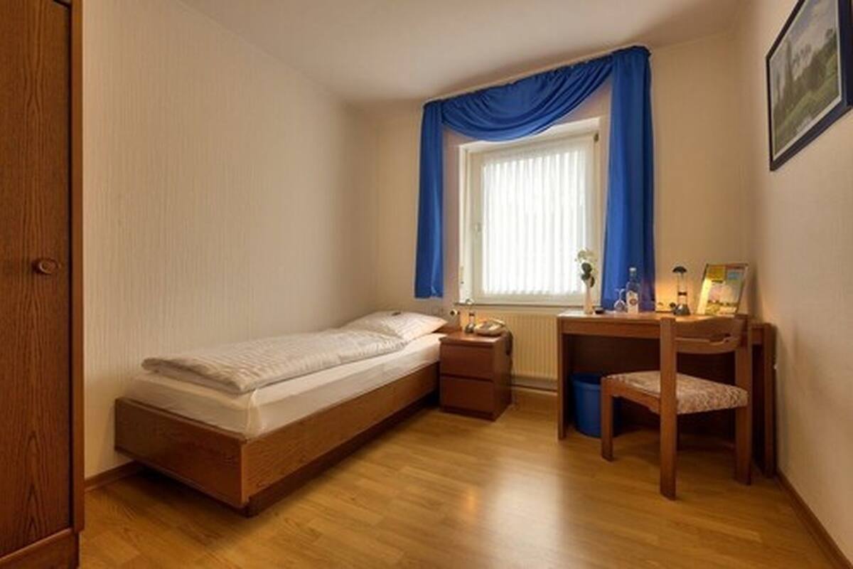 Single Room | Desk, laptop workspace, soundproofing, cots/infant beds