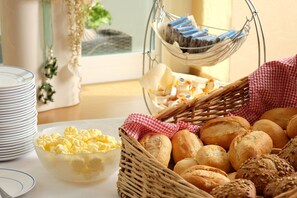 Daily buffet breakfast (EUR 14.9 per person) - Hotel Restaurant Clemens August (Ascheberg)