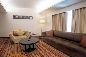 Suite junior, 1 cama de matrimonio grande | 1 dormitorio, ropa de cama de alta calidad, minibar y caja fuerte