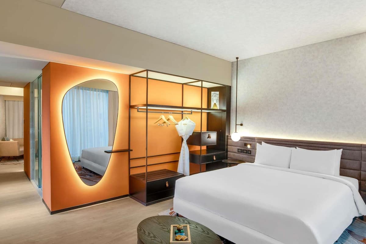 Suite Premier, 1 cama matrimonial y sofá cama, con acceso al salón lounge del club | Ropa de cama de alta calidad y minibar