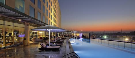 Bar en la azotea, con vista a la piscina, abre todos los días