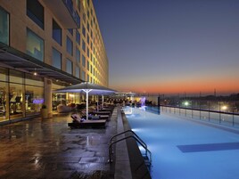 Bar en la azotea, con vista a la piscina, abre todos los días