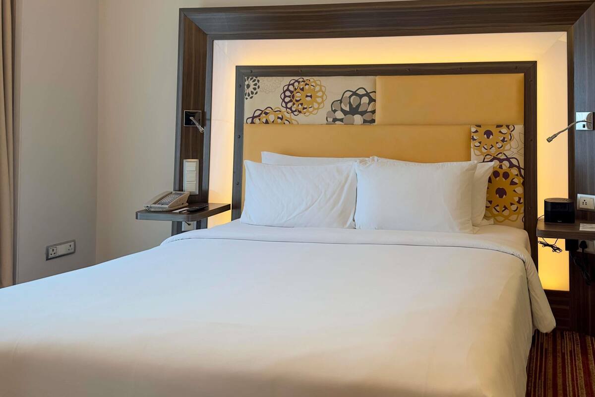 Deluxe Room, 1 King Bed | Premium bedding, minibar, in-room safe, desk