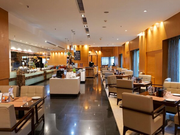 2 restaurants, breakfast, lunch, dinner served; Indian cuisine  - Novotel Pune Viman Nagar Hotel (Pune)